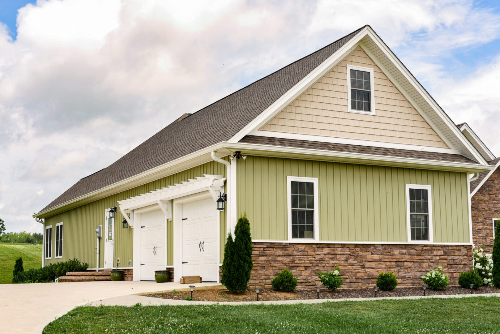 comparison of vinyl and steel siding materials on residential home in Owatonna MN